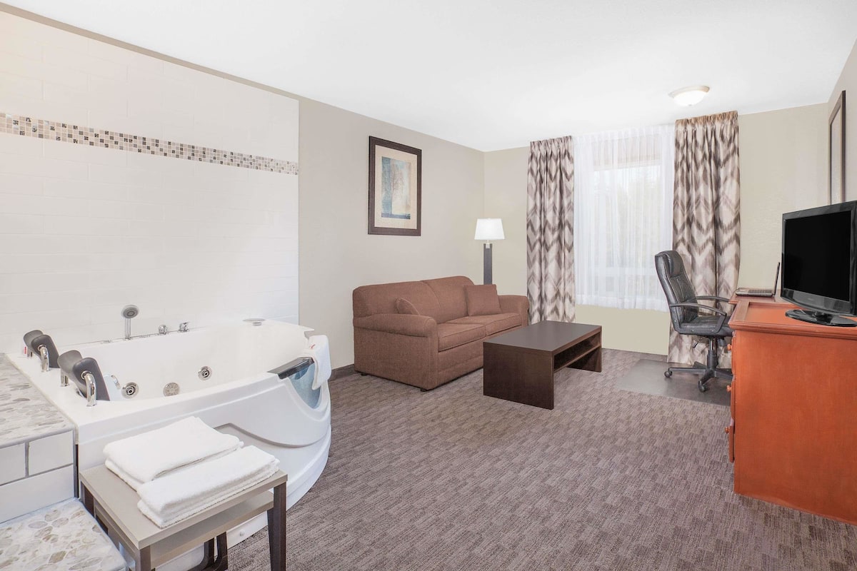 Suite, 1 très grand lit, four à micro-ondes | Bureau, fer et planche à repasser, lits bébé (gratuits)