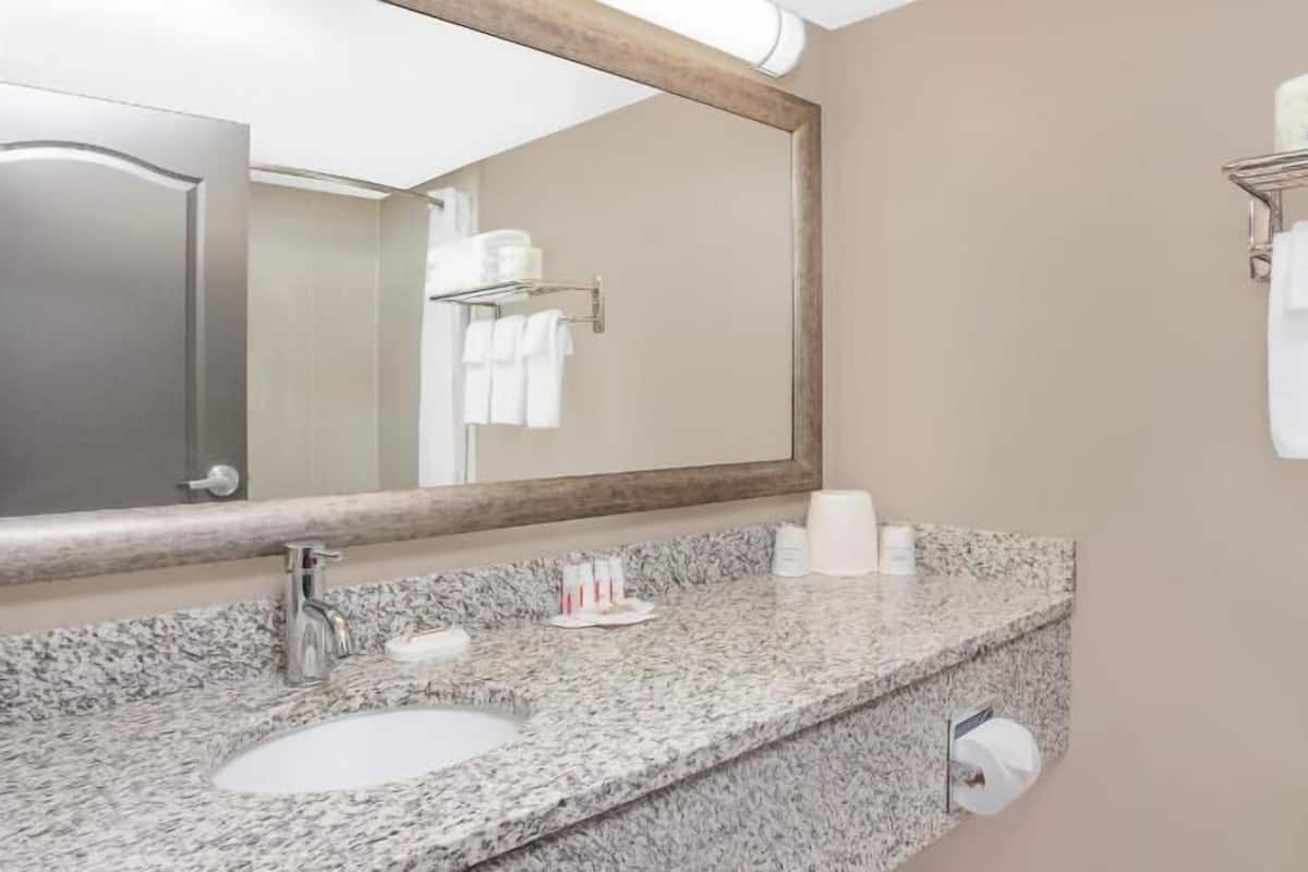 Kylpyhuone | Suihkun ja ammeen yhdistelmÀ, hiustenkuivaaja, pyyhkeet