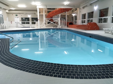 Una piscina techada. Super 8 by Wyndham Athabasca AB