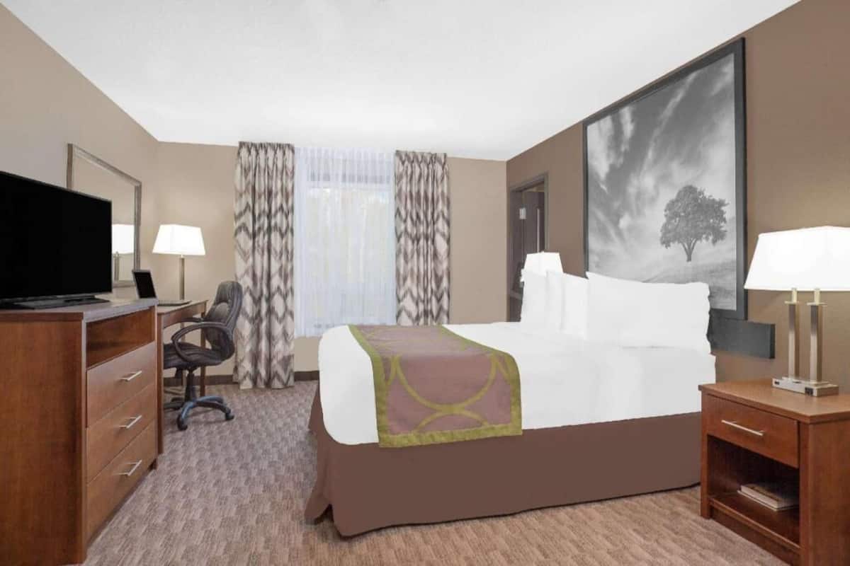 TyöpöytÀ, silitysrauta/-lauta, ilmaiset vauvansÀngyt, lisÀvuoteet