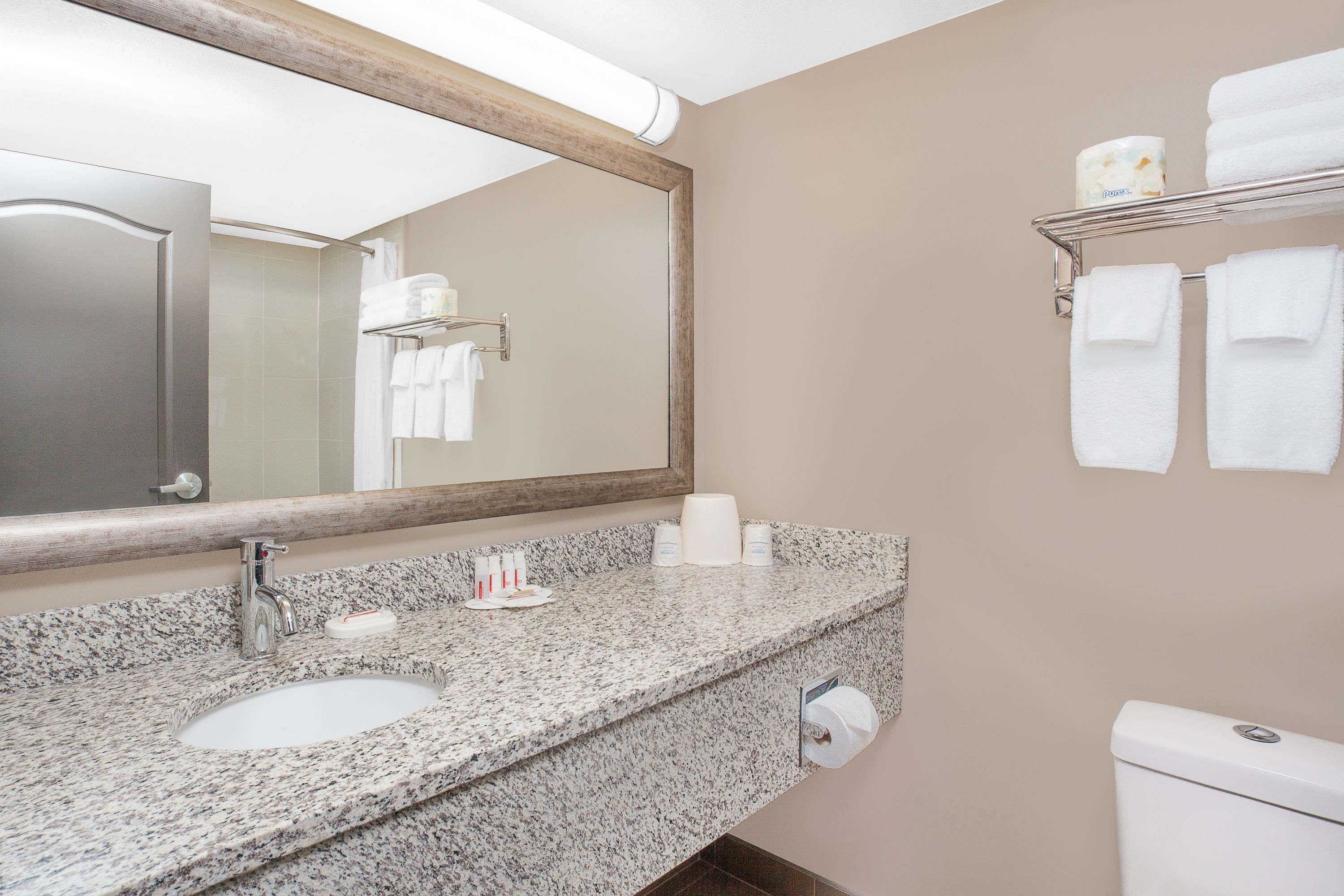 Combined shower/tub, hair dryer, towels