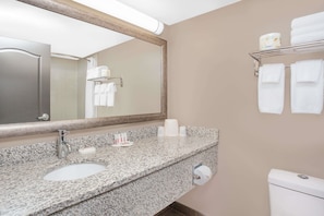 Kombinasi shower/bathtub, pengering rambut,  dan handuk