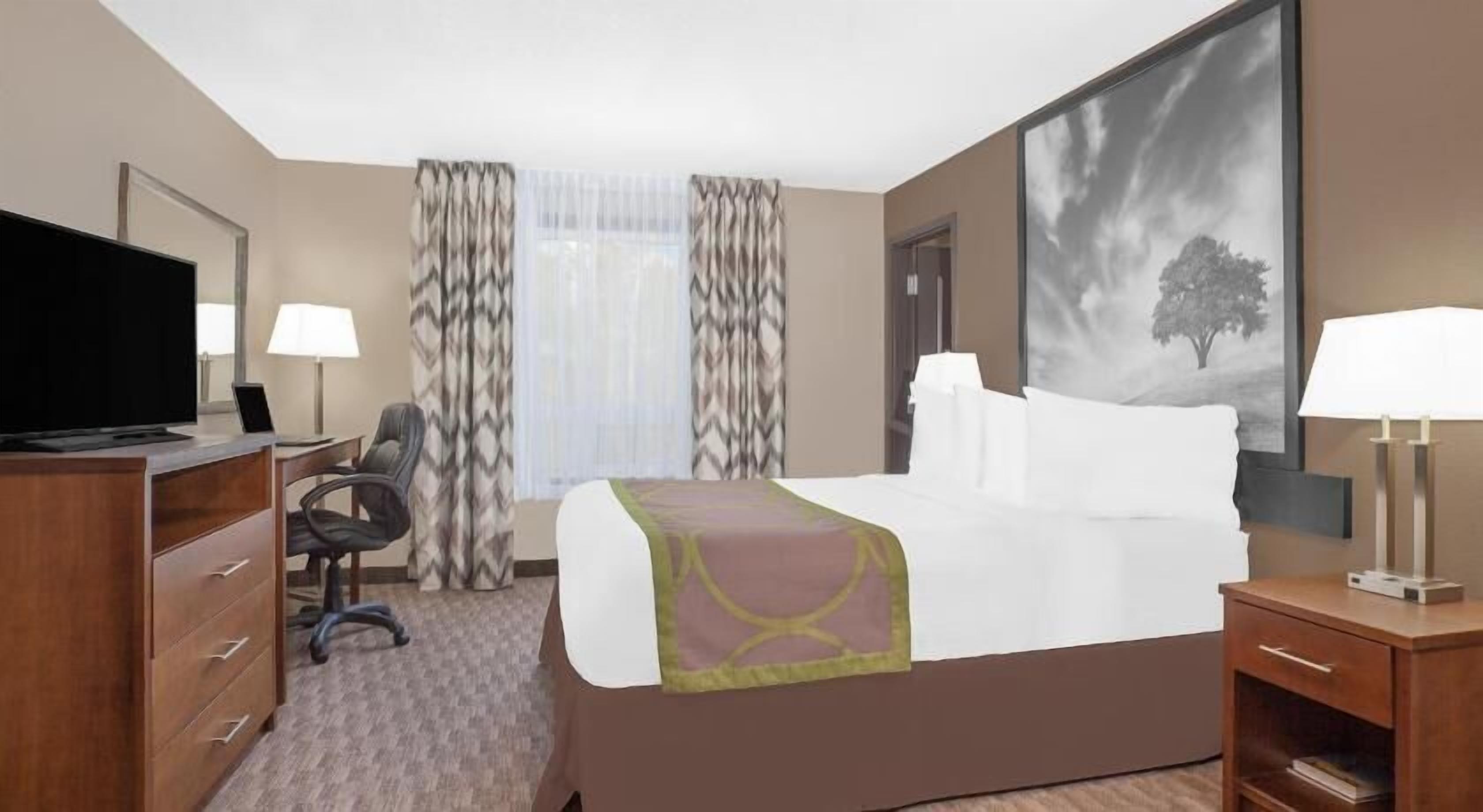 Escritorio, tabla de planchar con plancha, cunas gratuitas