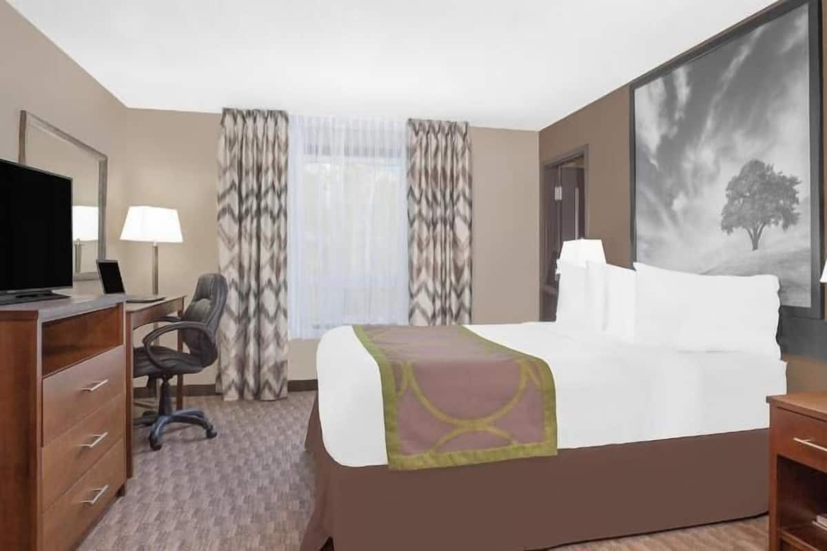 TyöpöytÀ, silitysrauta/-lauta, ilmaiset vauvansÀngyt, lisÀvuoteet