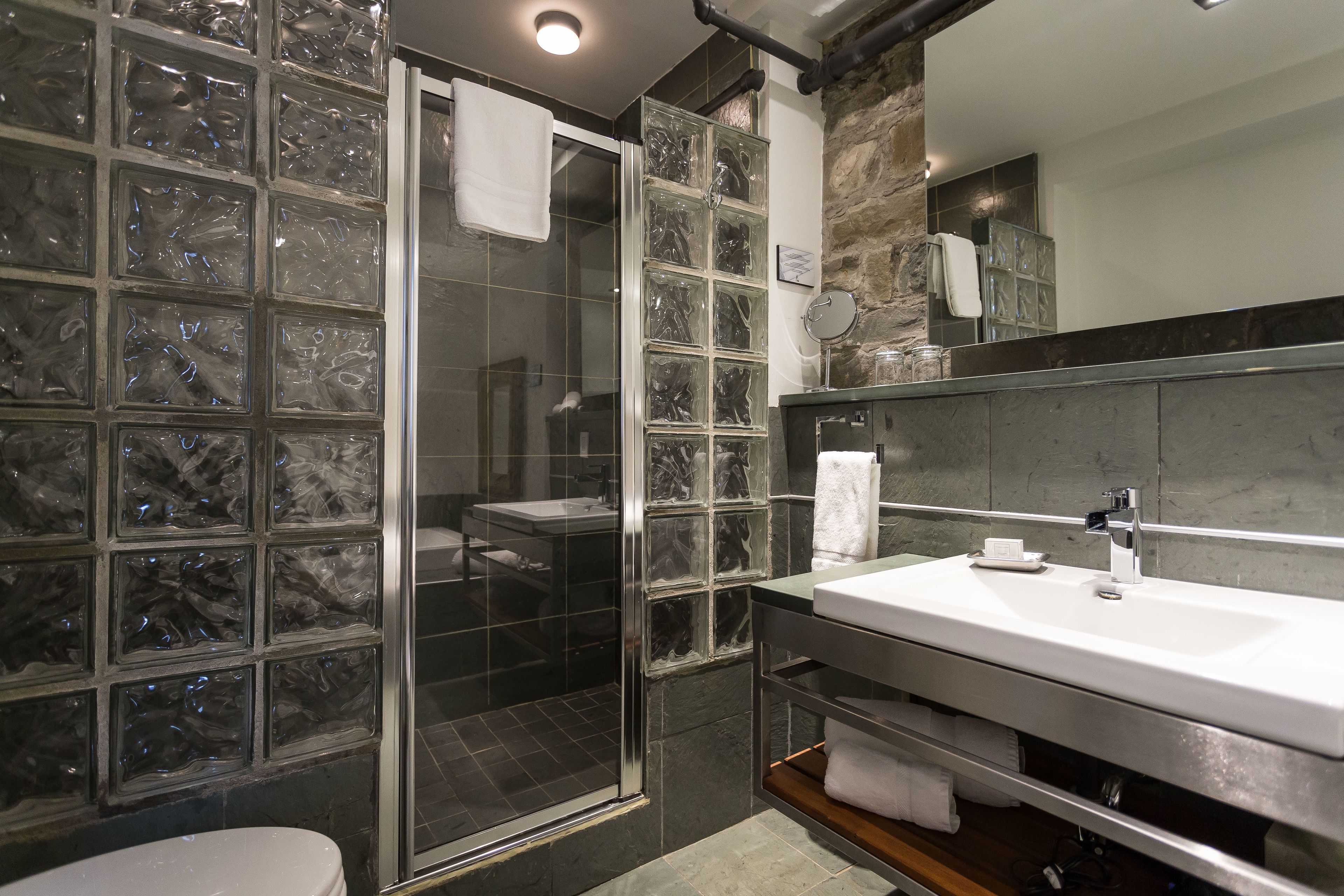 junior suite, courtyard view, ground floor (onze) | bathroom | designer toiletries, hair dryer, bathrobes, towels