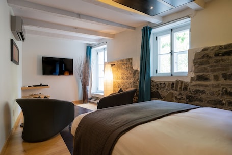 Ropa de cama de alta calidad y caja de seguridad en la habitación . Hotel Le Priori