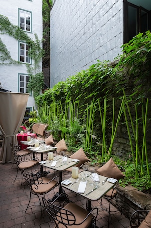 Restaurante al aire libre. Hotel Le Priori
