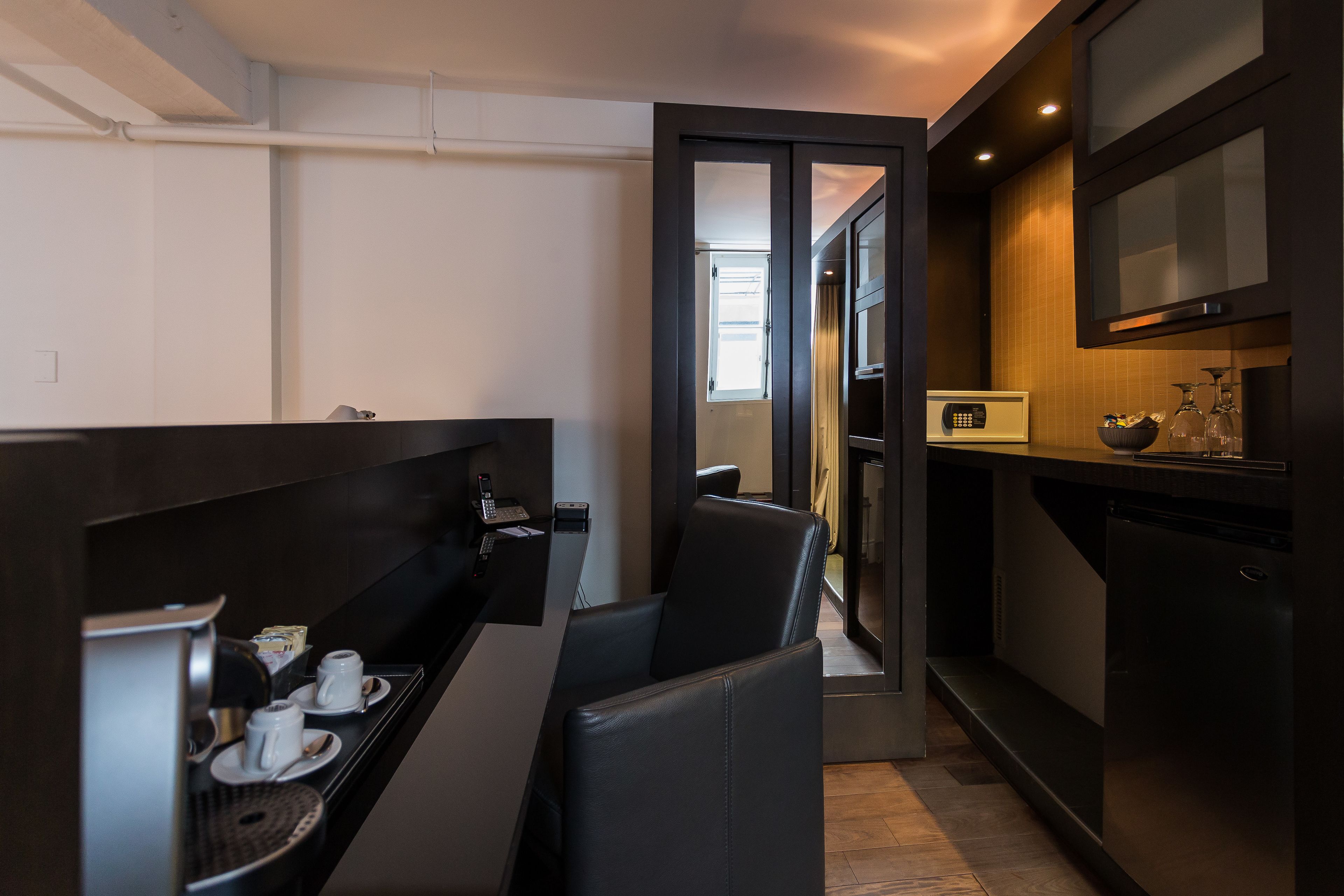 junior suite, courtyard view, ground floor (onze) | in-room business centre
