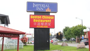 Señal para el restaurante Boston Chino y el Hotel Imperial.