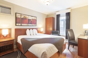 经典客房, 1 张双人床 | 高档床上用品、办公桌、遮光窗帘、熨斗/熨衣板