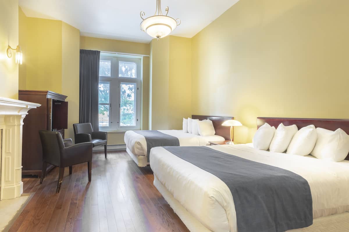 Habitación clásica, 2 camas matrimoniales | Ropa de cama de alta calidad, escritorio y cortinas blackout 