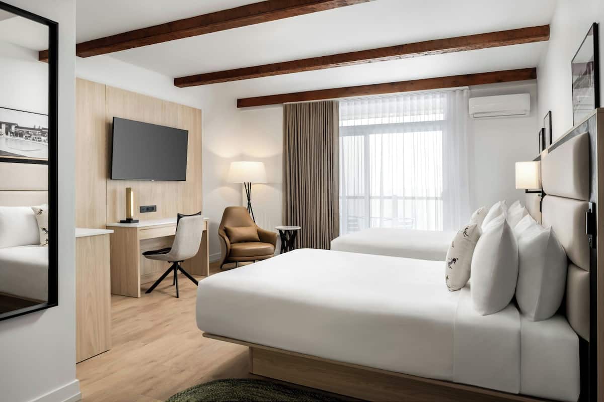 Room, 2 Queen Beds, Balcony, Mountain View