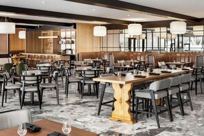 Desayuno buffet diario (CAD 19.00 por persona)