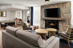 Suite, 1 Bedroom, Smoking, Courtyard View