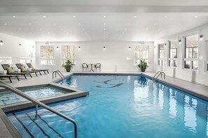 Una piscina techada, una piscina al aire libre