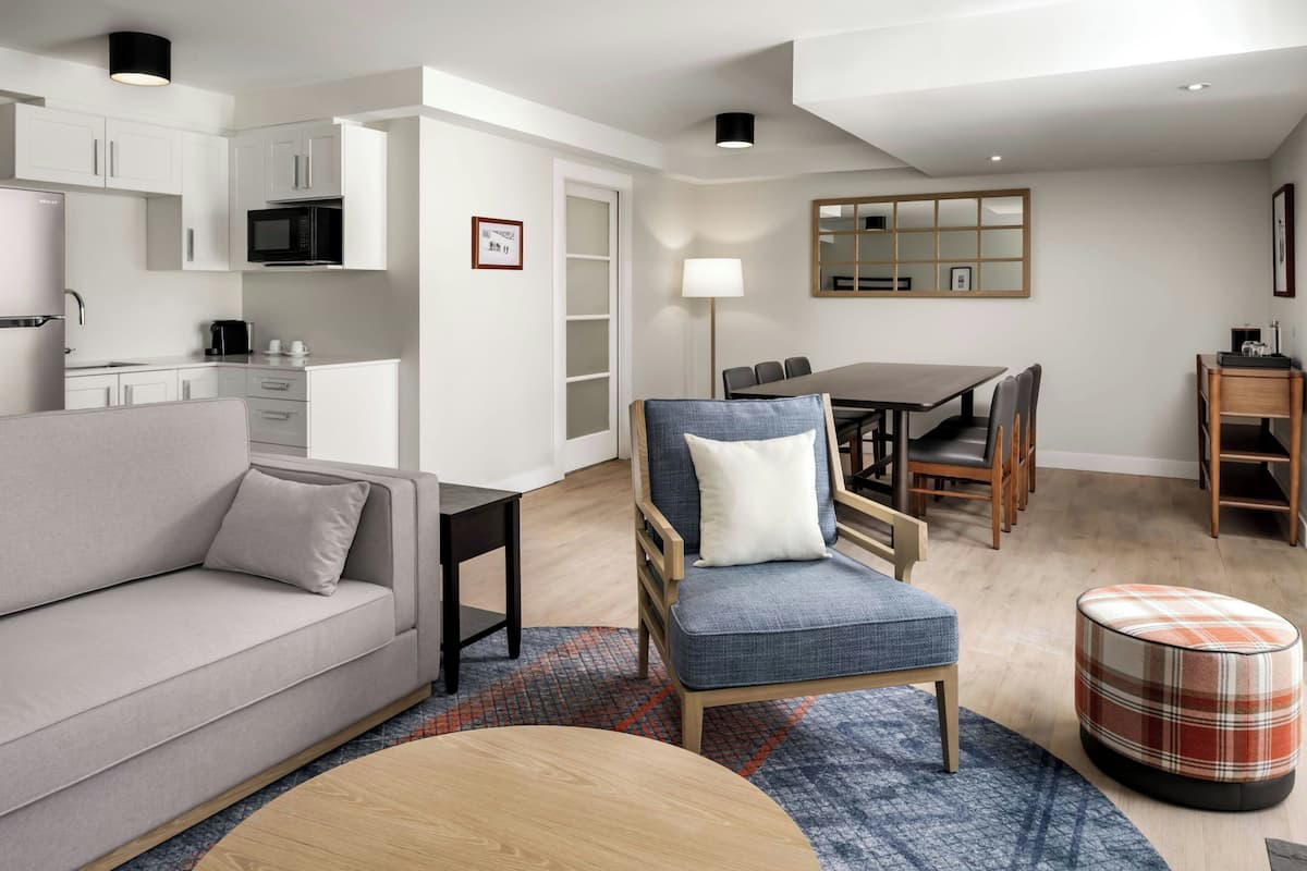 Suite, 1 Bedroom, Smoking, Courtyard View
