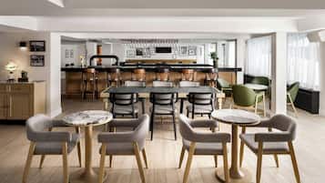 2 restaurantes: opção de café da manhã, almoço e jantar