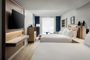 Chambre, 2 grands lits, vue sur le jardin | 1 chambre, coffre-fort, bureau