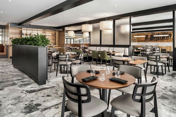 2 restaurantes, se sirve desayuno 