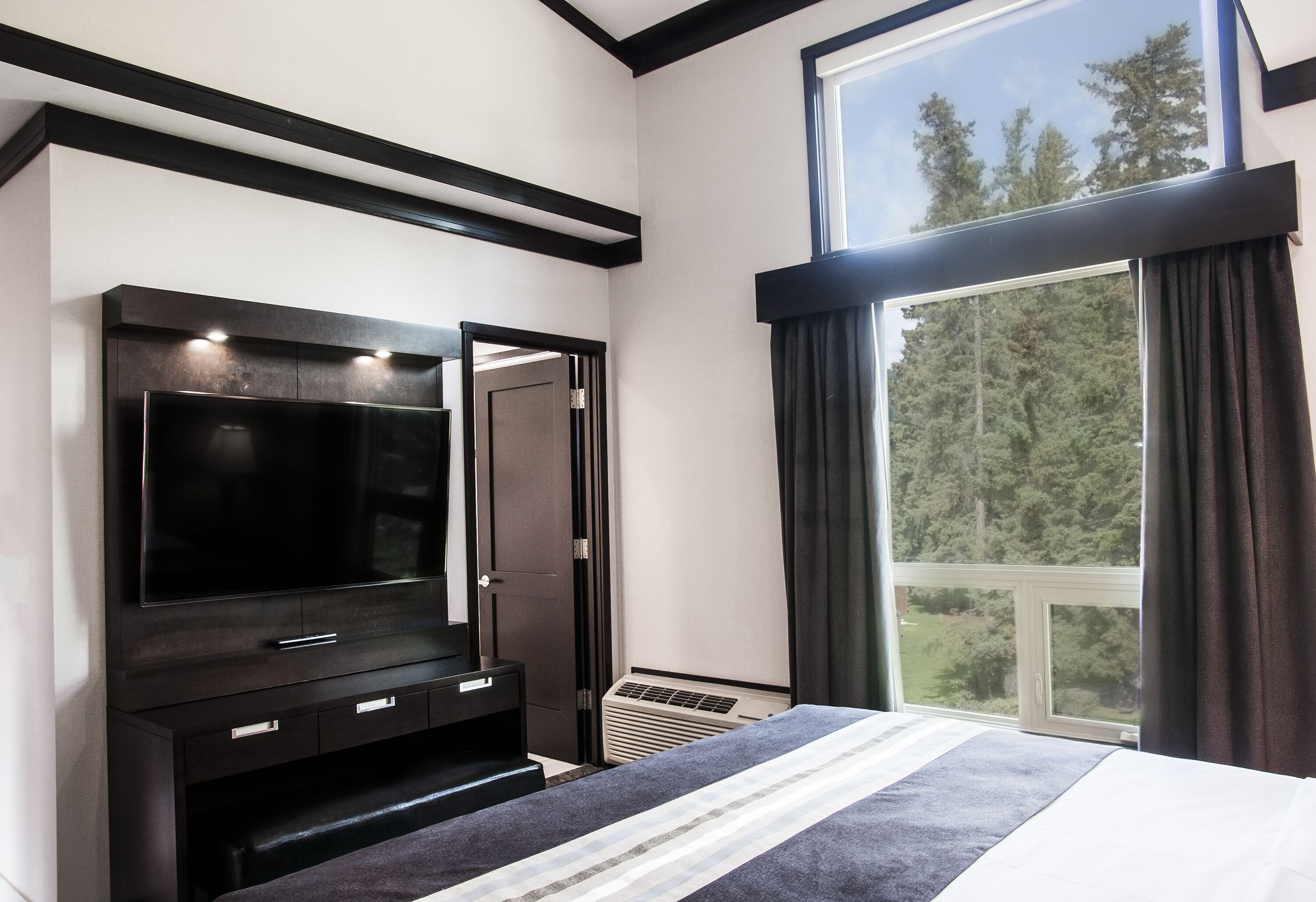 Deluxe Room, 1 King Bed, Mountain View | Premium bedding, iron/ironing board, free WiFi, bed sheets