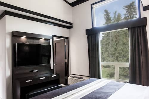 Deluxe Room, 1 King Bed, Mountain View | Premium bedding, iron/ironing board, free WiFi, bed sheets