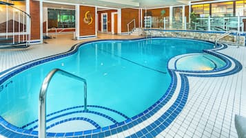 Una piscina cubierta