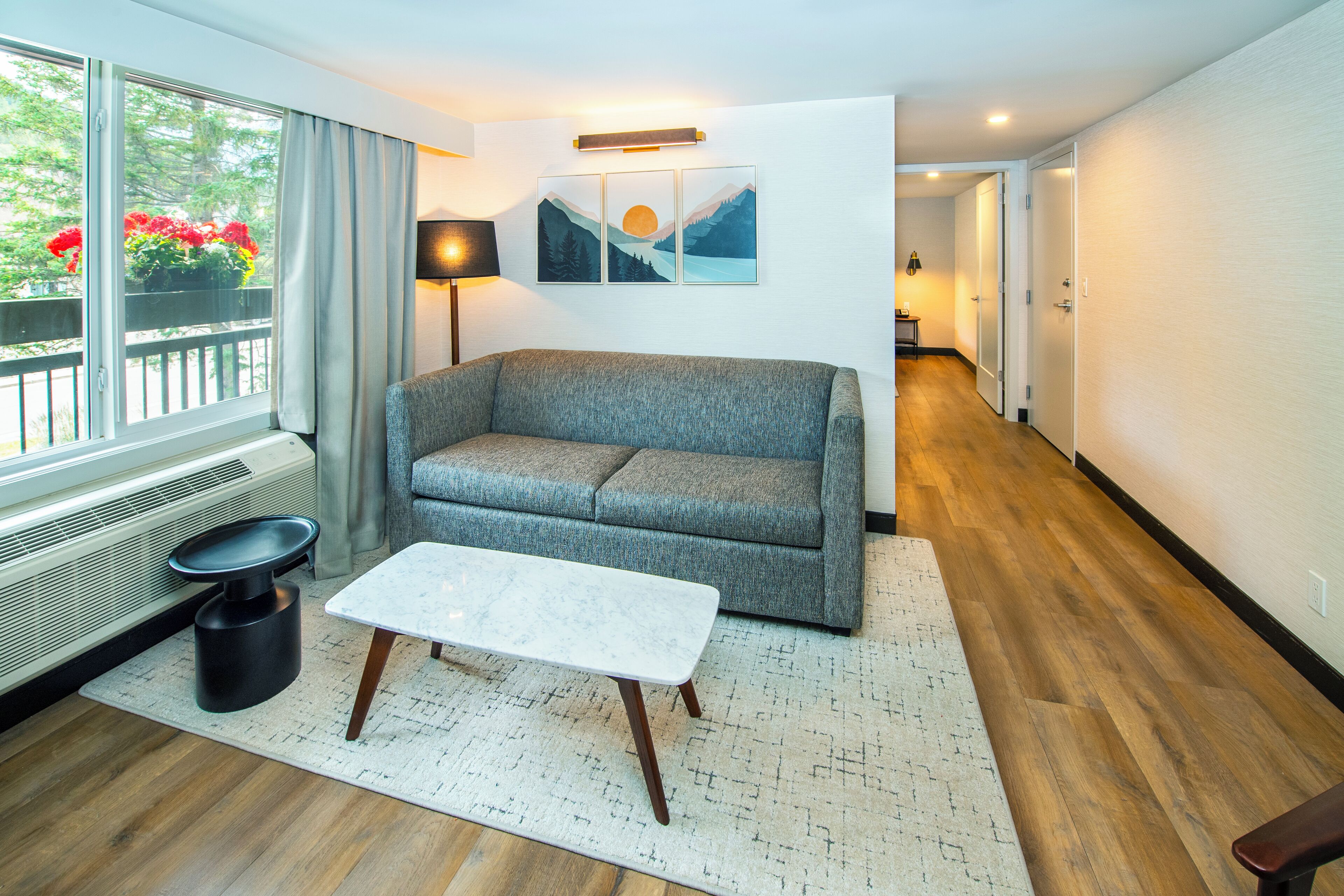 Junior-suite - 1 kingsize-seng med sovesofa - ikke-ryger | Opholdsområde | 37-tommers LCD-tv med kabelkanaler, tv