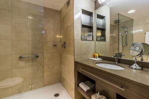 Chambre Standard, 2 grands lits | Salle de bain | Douche, douche cascade, articles de toilette (gratuits)