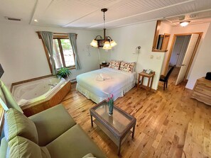 Signature-Suite, 1 Queen-Bett, Whirlpool | Bügeleisen/Bügelbrett, kostenloses WLAN, Bettwäsche