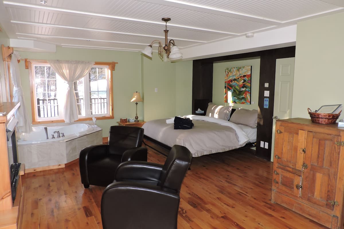 Signature Suite, 1 King Bed, Jetted Tub, River View | Soundproofing, iron/ironing board, free WiFi, bed sheets