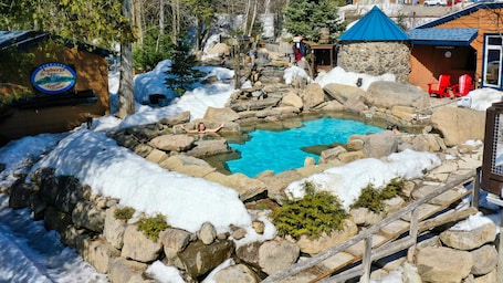 Un sauna, una bañera de hidromasaje, baño turco. Auberge & Spa Beaux-Rêves