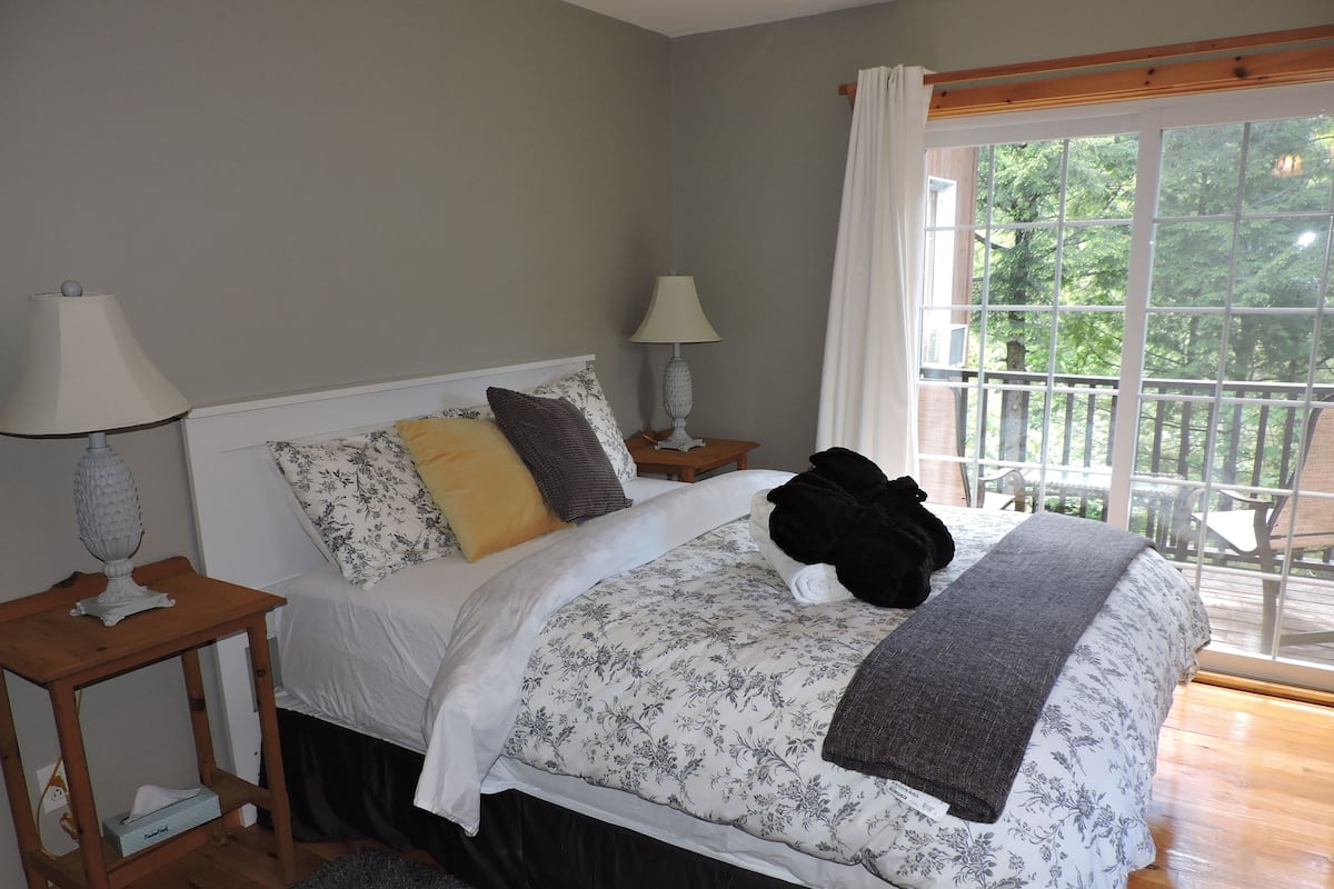 Suite, 1 Queen Bed, Jetted Tub, River View | Iron/ironing board, free WiFi, bed sheets