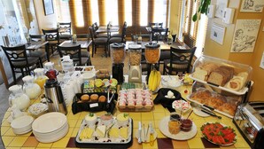 Un bufé de desayuno con diversas opciones de comida y bebidas.