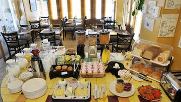 Petit déjeuner buffet (18 CAD par personne)