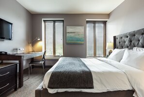 Chambre de La Fontaine | Hypo-allergenic bedding, down comforters, in-room safe