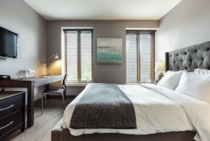 Chambre de La Fontaine | Hypo-allergenic bedding, down duvets, in-room safe