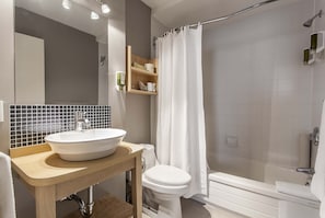 Ducha, artículos de higiene personal gratuitos y secador de pelo
