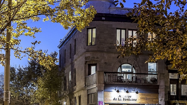 Un edificio con un cartel que dice "Avenue de la Fontaine".
