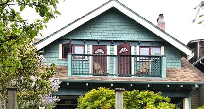 A Suite at Kitsilano Cottage
