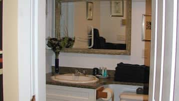 Appartement, 2 slaapkamers | Badkamer | Een bad/douchecombinatie, designer toiletartikelen, een haardroger