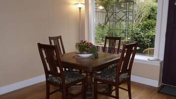 Apartment, 2 Bedrooms | In-room dining