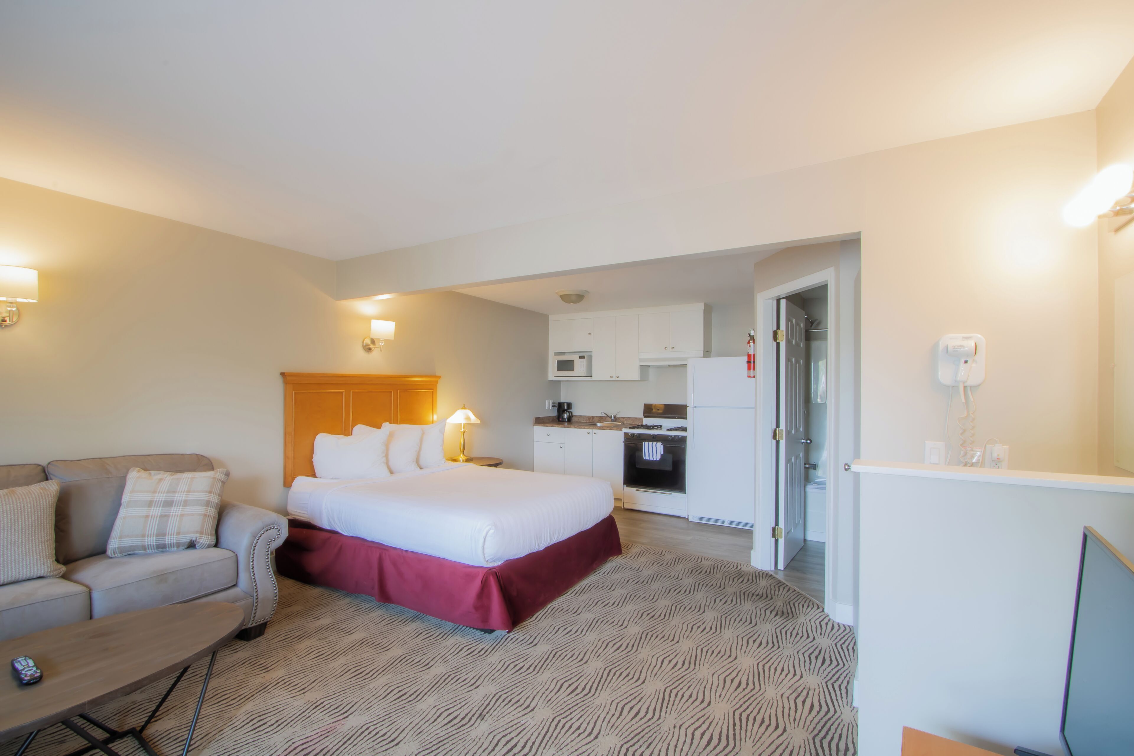 studio, kitchenette | premium bedding, desk, iron/ironing board, free wifi