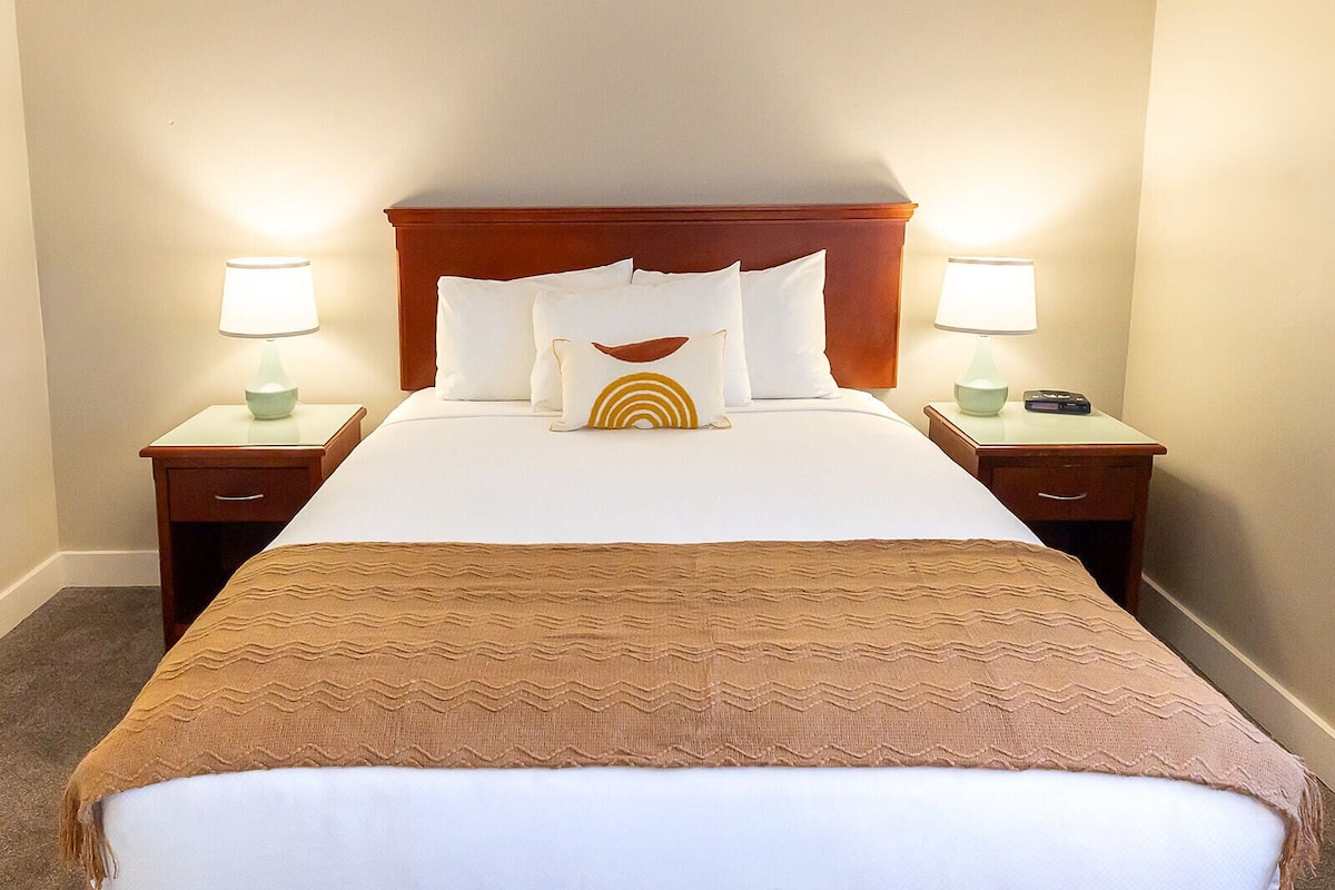 Premium bedding, desk, iron/ironing board, WiFi (free)