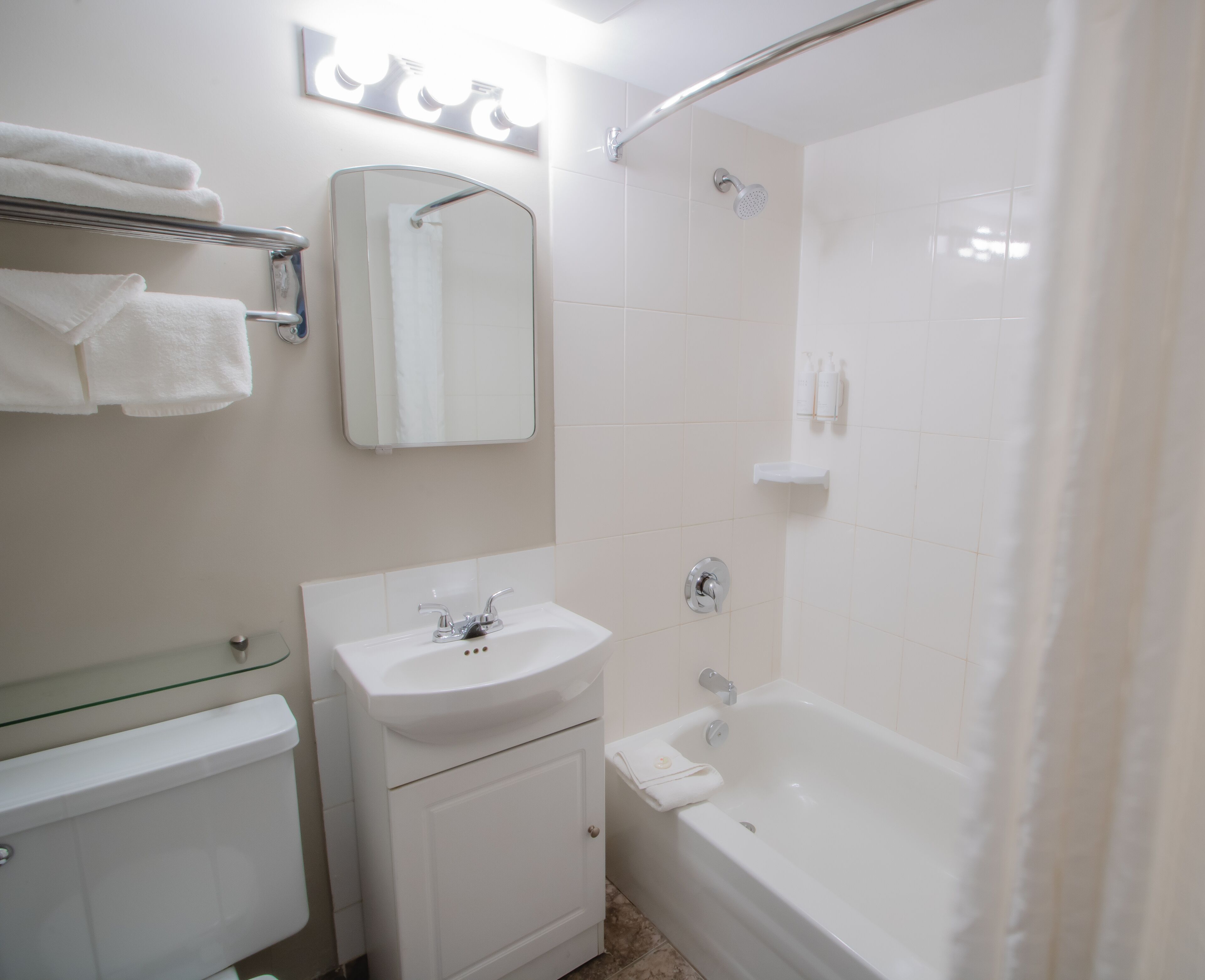 combined shower/bathtub, deep-soaking bathtub, free toiletries