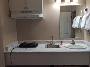 Efficiency, Standard Room, 1 King Bed | Private kitchenette