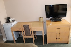 Kamar Double, 2 Tempat Tidur Double | Seprai premium, meja kerja, dan ruang kerja ramah laptop