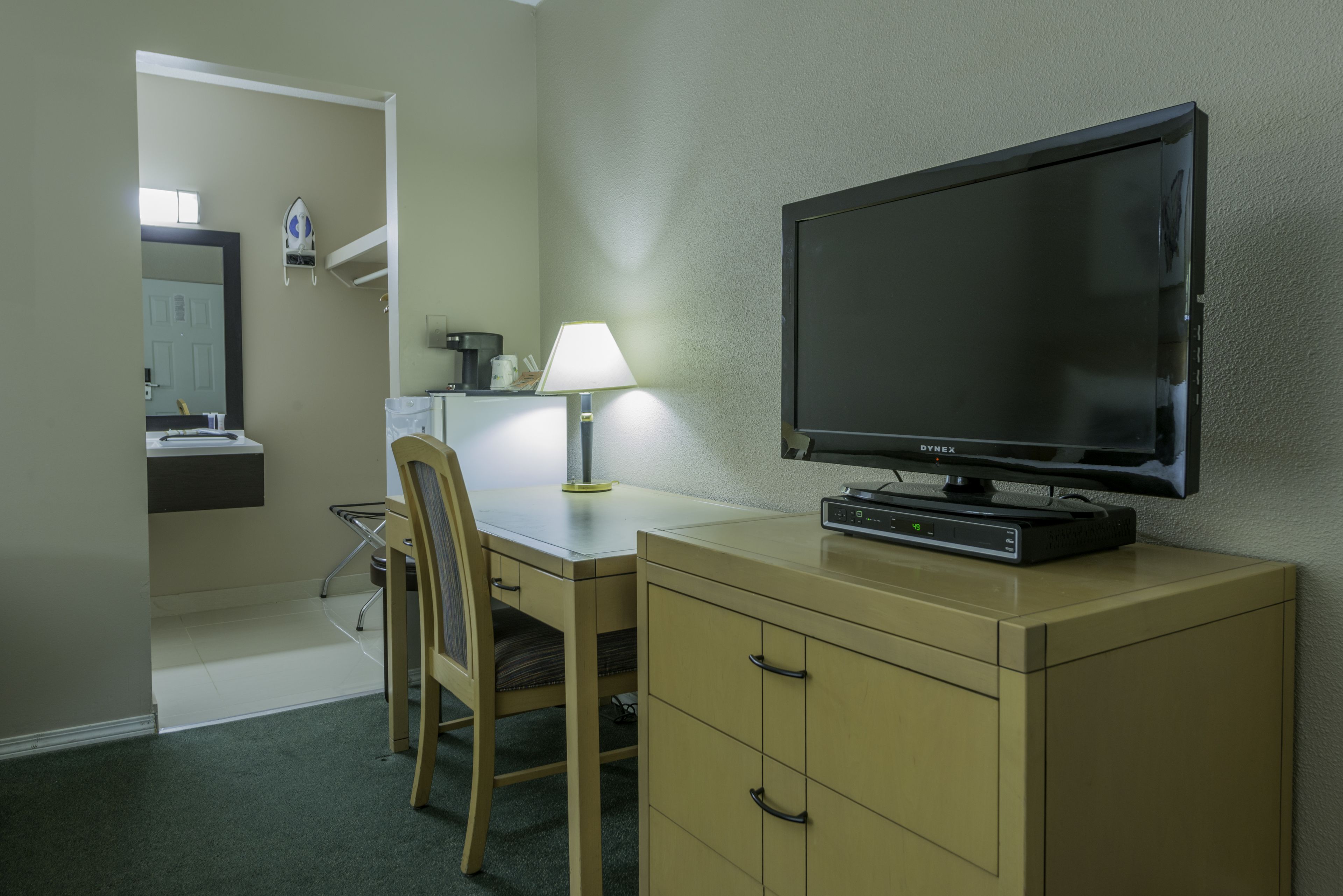 Doppelzimmer, 2 Doppelbetten | Hochwertige Bettwaren, Schreibtisch, laptopgeeigneter Arbeitsplatz