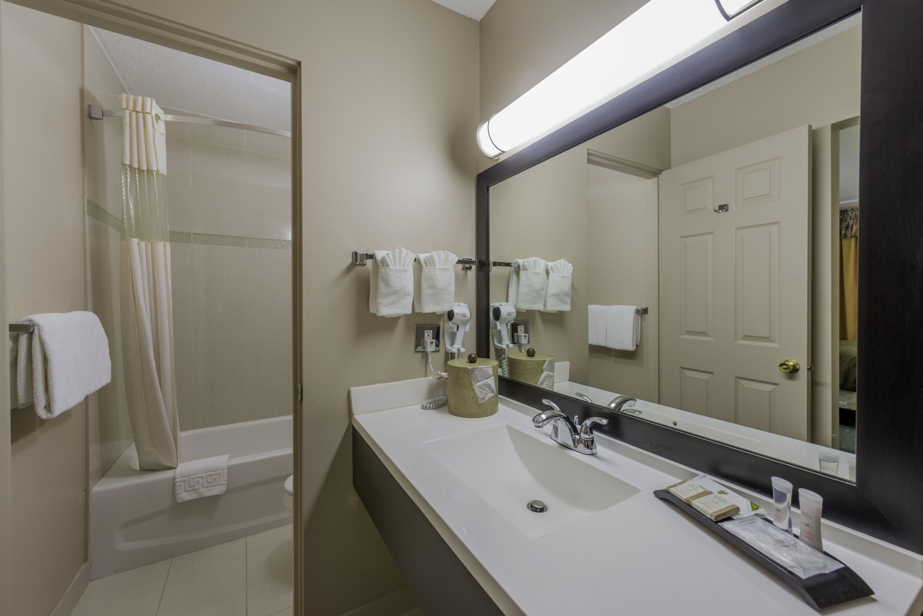 Efficiency, Kamar Standar, 1 Tempat Tidur King | Kamar mandi | Kombinasi shower/bathtub dan perlengkapan mandi gratis