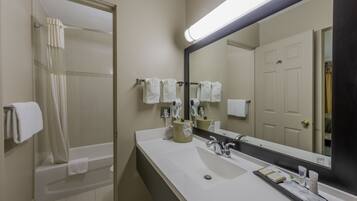 Kitchenette, 1 King Bed, non smoking | Bathroom | Combined shower/tub, free toiletries, hair dryer, towels