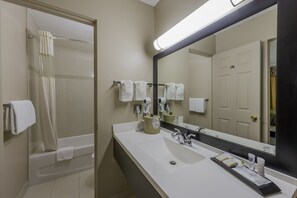 Efficiency, Standard Room, 1 King Bed | Bathroom | Combined shower/bathtub, free toiletries, hair dryer, towels - Howard Johnson by Wyndham Downtown Kamloops (Kamloops)